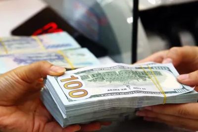 Giá USD tự do bật tăng mạnh, đảo chiều vượt ngân hàng sau 4 tháng