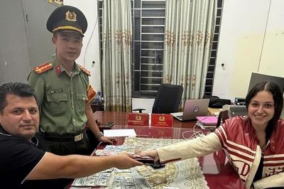 Người phụ nữ Ukraina trả lại ví tiền có 3.300 USD cho du khách Thổ Nhĩ Kỳ