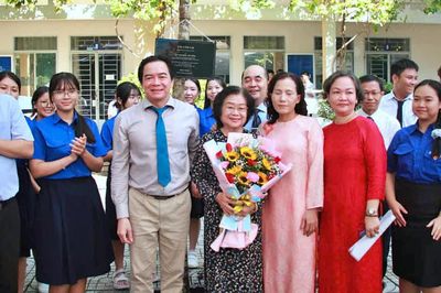 Nguyên Phó Chủ tịch nước Trương Mỹ Hoa trò chuyện với giáo viên và học sinh về truyền thống hiếu học