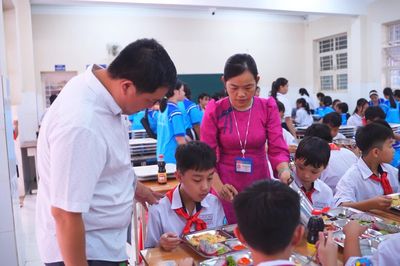 TP. HCM siết bữa ăn học đường, yêu cầu công khai khay ăn hằng ngày