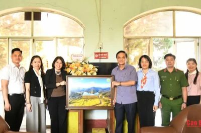Phường Nùng Trí Cao tặng quà các công ty, doanh nghiệp nhân Ngày Doanh nhân Việt Nam 13/10