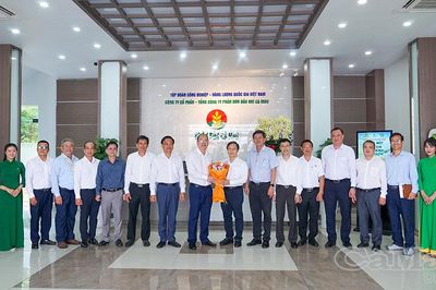 Bí thư Tỉnh uỷ Cà Mau thăm, chúc mừng các doanh nghiệp nhân Ngày Doanh nhân Việt Nam