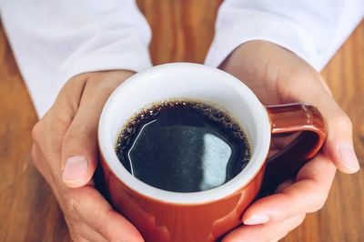 Không phải cà phê, thứ được cho vào cốc mỗi ngày mới khiến 4 bác sĩ lo ngại, cùng lên tiếng cảnh báo