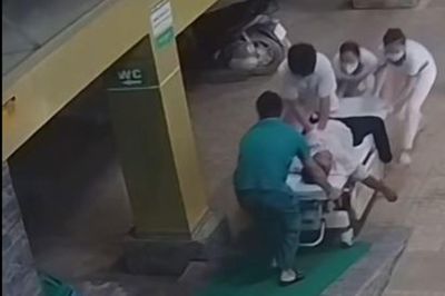 Khoảnh khắc bác sĩ trẻ nhảy lên cáng, ép tim liên tục cứu người lúc nửa đêm