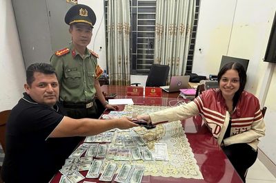 Nhặt được chiếc ví chứa hàng nghìn USD, nữ du khách Ukraine giao nộp công an