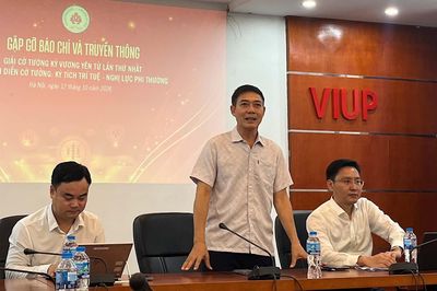 Kỳ thủ Việt Nam so tài đối thủ Trung Quốc bằng trí nhớ, không nhìn bàn cờ