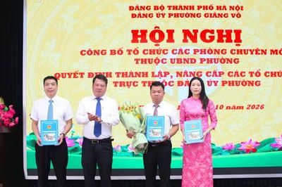 Phường Giảng Võ công bố các quyết định về công tác cán bộ tại 5 phòng chuyên môn