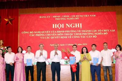 Phường Nghĩa Đô công bố quyết định thành lập, tổ chức lại các phòng chuyên môn