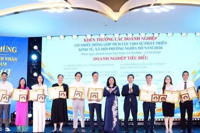 Phường Nghĩa Đô biểu dương 60 doanh nghiệp, hộ kinh doanh tiêu biểu