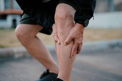 Sau tuổi 60, đi bộ vẫn đều đặn nhưng đôi chân yếu dần: 5 dấu hiệu không nên bỏ qua