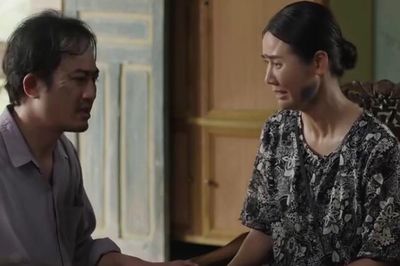 Bình (Doãn Quốc Đam) nợ nần cờ bạc, đánh Hạnh (Huyền Lizzie) bầm tím