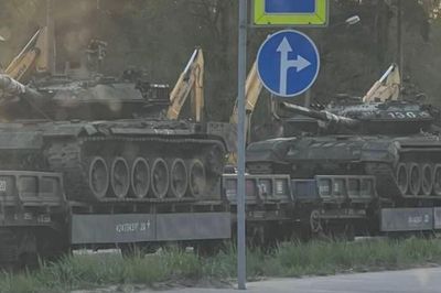 Loạt xe tăng T-90M Nga nối đuôi nhau rời chiến trường Ukraine