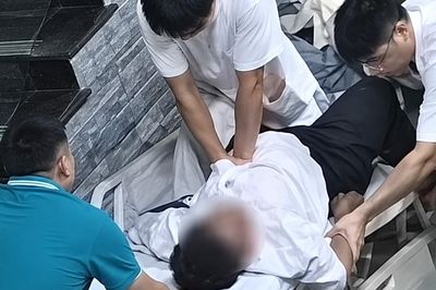 Bác sĩ trẻ trèo lên cáng ép tim 20 phút cứu người đàn ông ngừng tuần hoàn