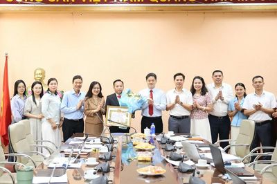 Bộ Y tế tổ chức trao Huy hiệu 35 năm tuổi Đảng cho đảng viên Chi bộ Vụ Bảo hiểm Y tế