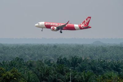 Cổ phiếu lao dốc hơn 70%, AirAsia nói không cần giải cứu