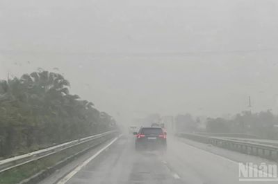 Cảnh báo mưa lớn cục bộ, lốc, sét mưa đá, gió giật ở khu vực thành phố Huế đến Đà Nẵng, Quảng Ngãi đến Đắk Lắk