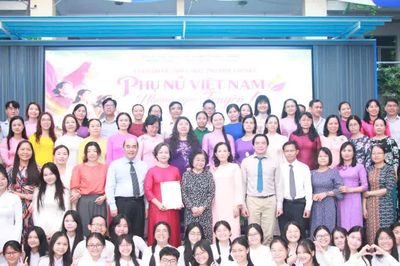 Gần 2.000 học sinh được nguyên Phó Chủ tịch nước Trương Mỹ Hoa truyền lửa