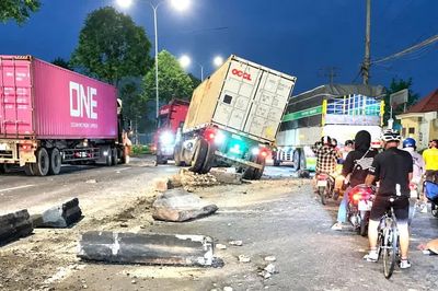 Xe container tông dải phân cách, cửa ngõ Tây Bắc TPHCM ùn ứ