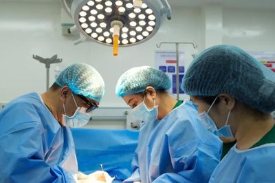 Bóc tách thành công khối u buồng trứng khổng lồ cho nữ Việt kiều