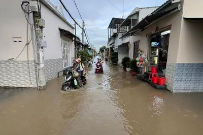 Nhiều nơi trũng thấp tại TPHCM tiếp tục ngập do triều cường