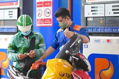 [VIDEO] Bán lẻ xăng dầu lo bị chèn ép khi đầu mối tự quyết giá