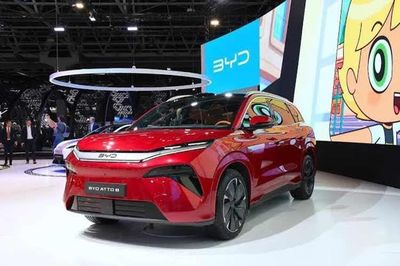 BYD Atto 8 sạc điện 'nhanh như chớp' chính thức ra mắt