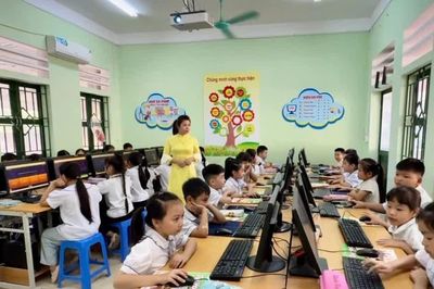 Mở 'cánh cửa số' cho học sinh vùng cao