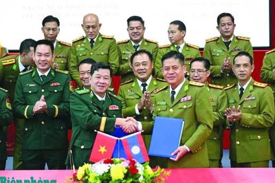 Việt Nam - Lào tăng cường phối hợp quản lý xuất, nhập cảnh, tạo thuận lợi qua cửa khẩu