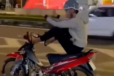 Gia Lai: Thanh niên dùng chân điều khiển xe máy rồi quay clip câu like