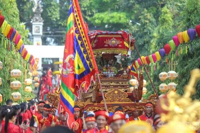 Hà Nội: Cận cảnh lễ rước kiệu trang nghiêm tại đền Hát Môn tưởng nhớ Hai Bà Trưng