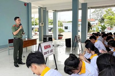 An Giang: Hơn 5.000 học sinh, sinh viên được hỗ trợ tích hợp giấy tờ và tuyên truyền tiện ích trên ứng dụng VneID