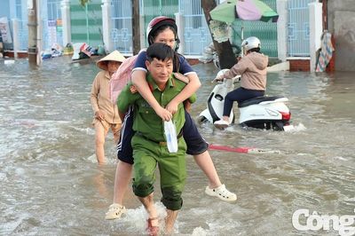 Triều cường và tình người Tây Đô giữa 'biển nước'
