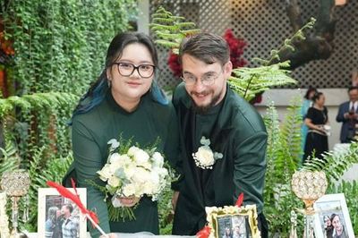 Cưới chàng trai Mỹ sau 8 năm yêu, cô dâu Cà Mau tổ chức đám cưới chay hơn 15 món