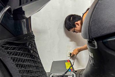 Có nên sạc xe máy điện tại ổ cắm điện trong nhà qua dây nối dài?