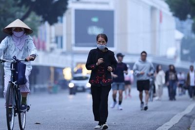 Vì sao càng đi bộ khớp gối càng đau nhức?