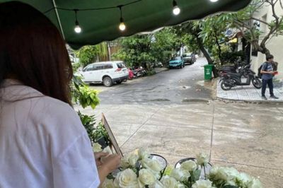 Người phụ nữ TPHCM chuẩn bị 100 cành hồng tiễn đưa 731 hài cốt liệt sĩ