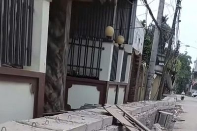 Rãnh thoát nước cao hơn 1m, người dân Hà Nội bắc ván gỗ vào nhà