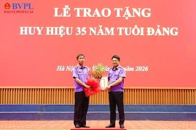 Trao Huy hiệu 35 năm tuổi Đảng tặng đồng chí Nguyễn Duy Giảng, Phó Viện trưởng VKSND tối cao