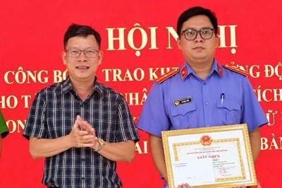 Kiểm sát viên được khen thưởng vì thành tích phối hợp làm rõ vụ trộm vàng tại Quảng Ngãi