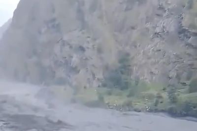 Cận cảnh lũ quét tại Nepal cuốn trôi hàng chục ngôi nhà