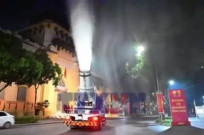 Bước vào cao điểm ô nhiễm không khí, Hà Nội thí điểm xe phun sương dập bụi