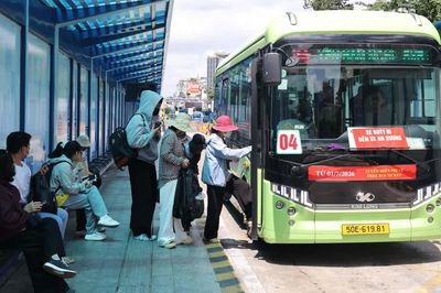 Tăng chuyến metro, xe buýt phục vụ lễ truy điệu hài cốt liệt sĩ