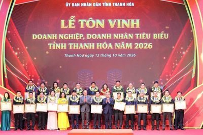 Chủ tịch tỉnh Thanh Hóa tôn vinh, tặng bằng khen cho 100 doanh nghiệp, doanh nhân