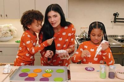 Người mẫu Kylie Jenner được khen ngợi vì cách dạy con