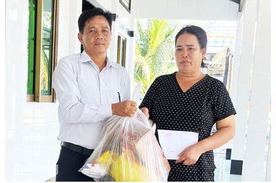 Tân Thạnh hỗ trợ gia đình bị cháy nhà