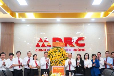 Phó Bí thư Thành ủy, Chủ tịch Ủy ban MTTQ Việt Nam thành phố Đà Nẵng Nguyễn Đình Vĩnh thăm, chúc mừng ngày Doanh nhân Việt Nam 13/10