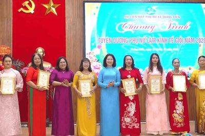 Hội Liên hiệp Phụ nữ xã Thăng Điền tuyên dương 14 phụ nữ làm kinh tế giỏi