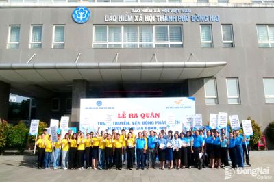 ‘Đi từng ngõ, gõ từng nhà, rà từng người’ để mở rộng người tham gia bảo hiểm xã hội, bảo hiểm y tế
