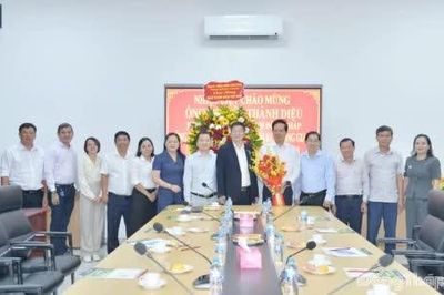 Phó Chủ tịch UBND tỉnh Đồng Tháp Nguyễn Thành Diệu chúc mừng các doanh nghiệp