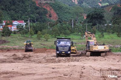 Vận động người dân tạo điều kiện thi công tuyến ống cấp nước tại xã Bác Ái Tây